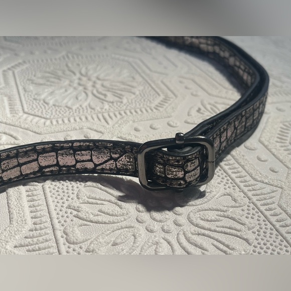 Emily and Noah Black Silver Adjustable cross-body metallic purse - Picture 8 of 16